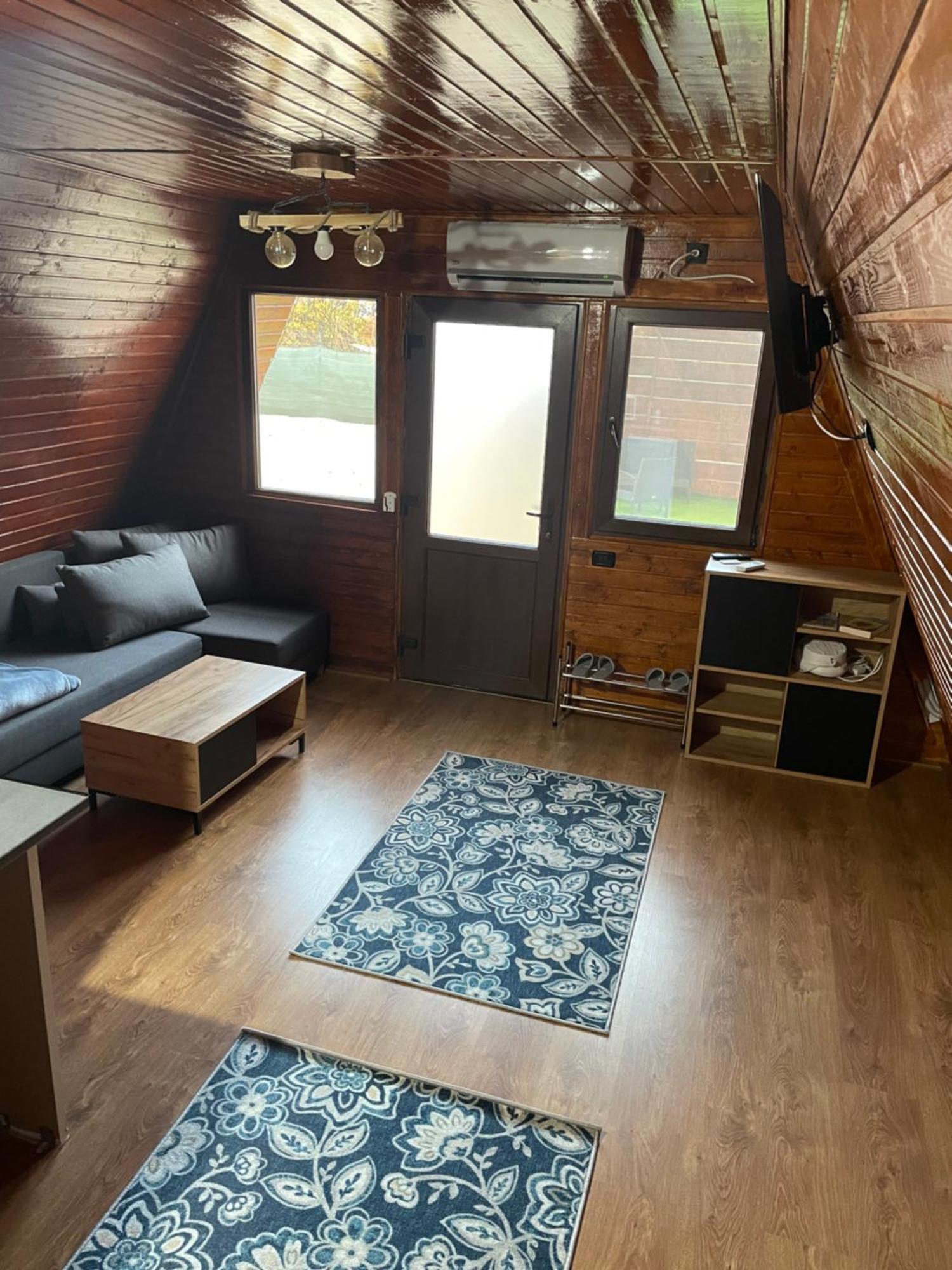 Cabana Tip A La 300 M De Castel Hunedoara Exteriör bild