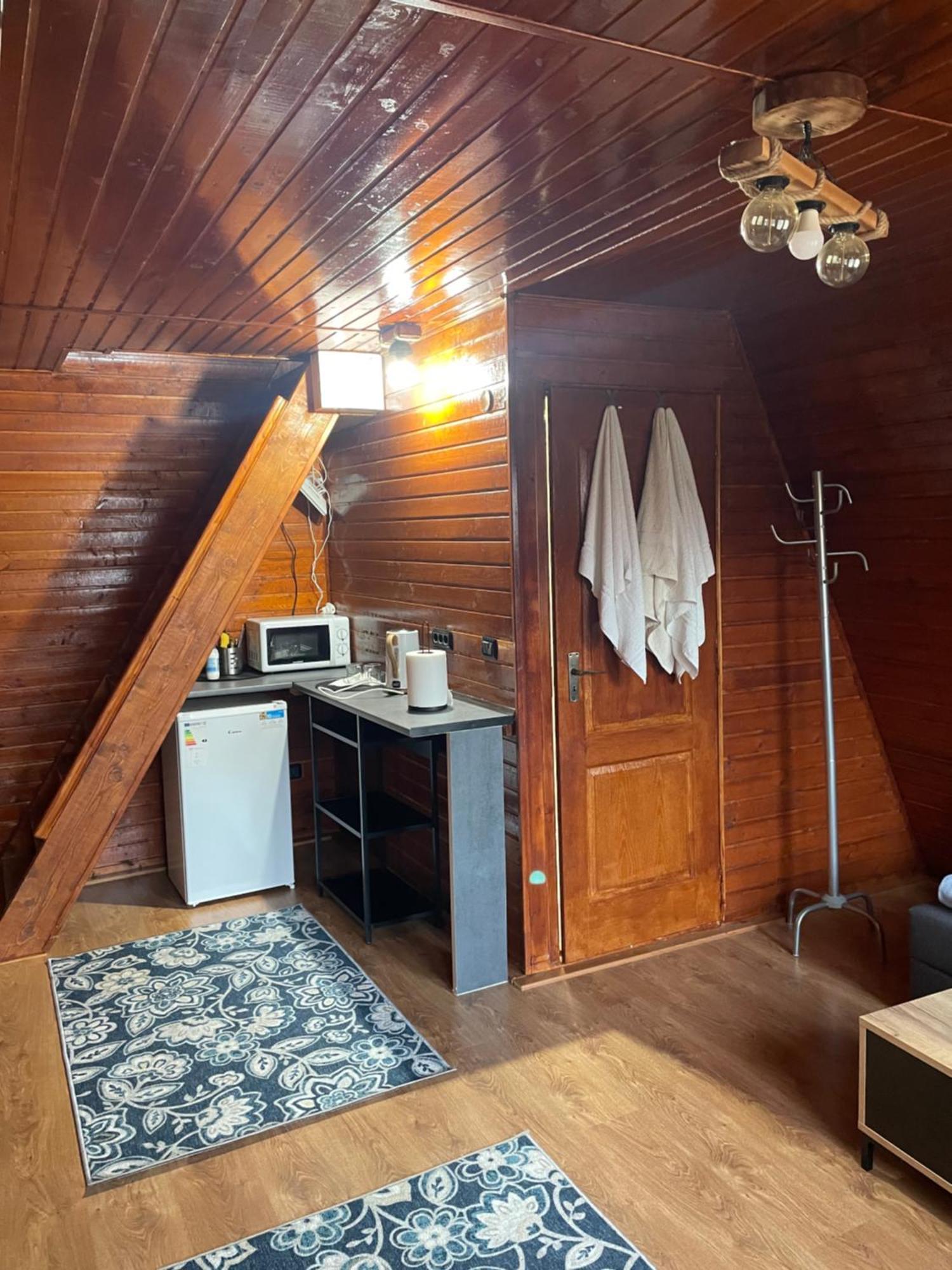 Cabana Tip A La 300 M De Castel Hunedoara Exteriör bild